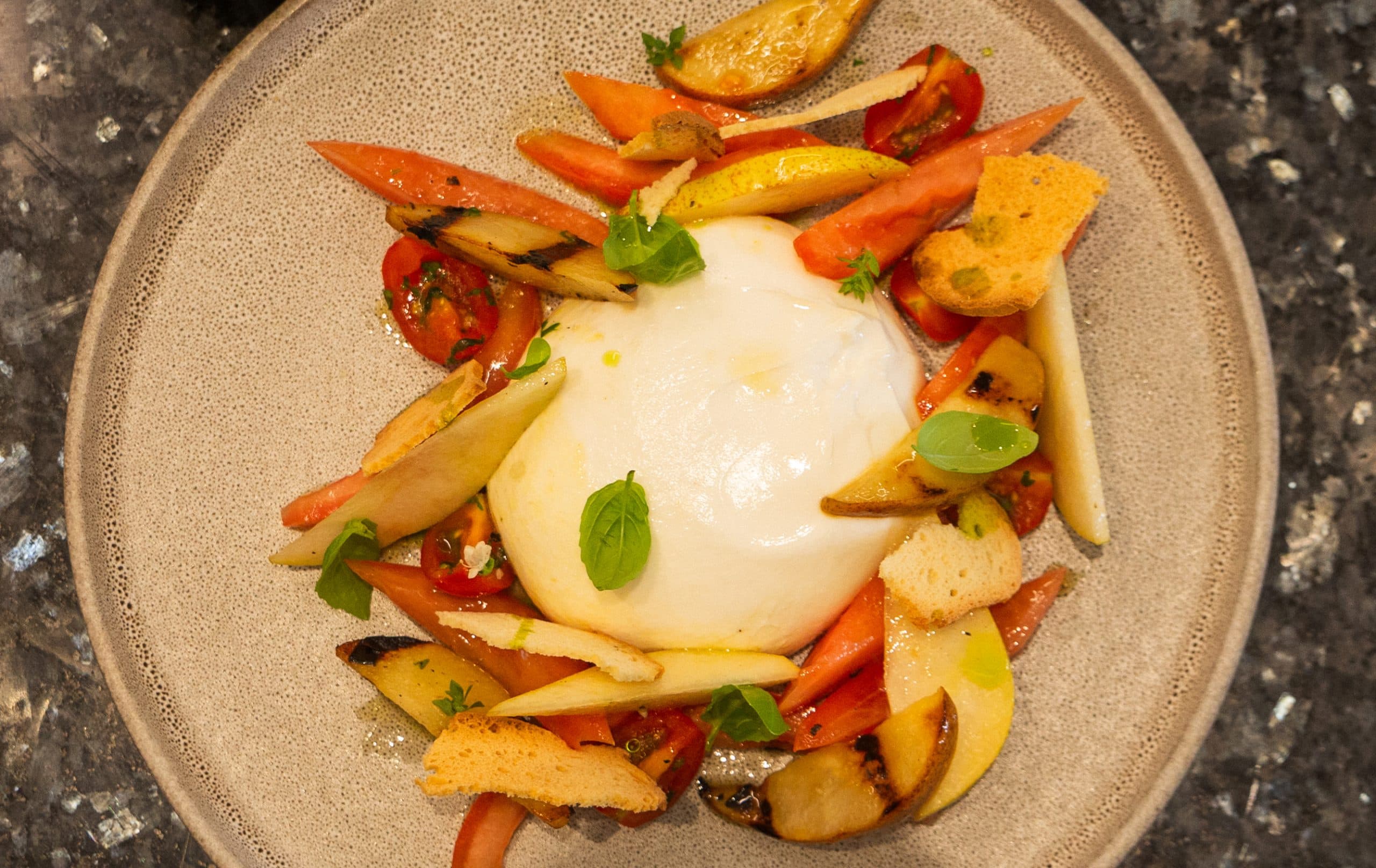 Salada de Pera Rocha do Oeste, Tomate e Burrata